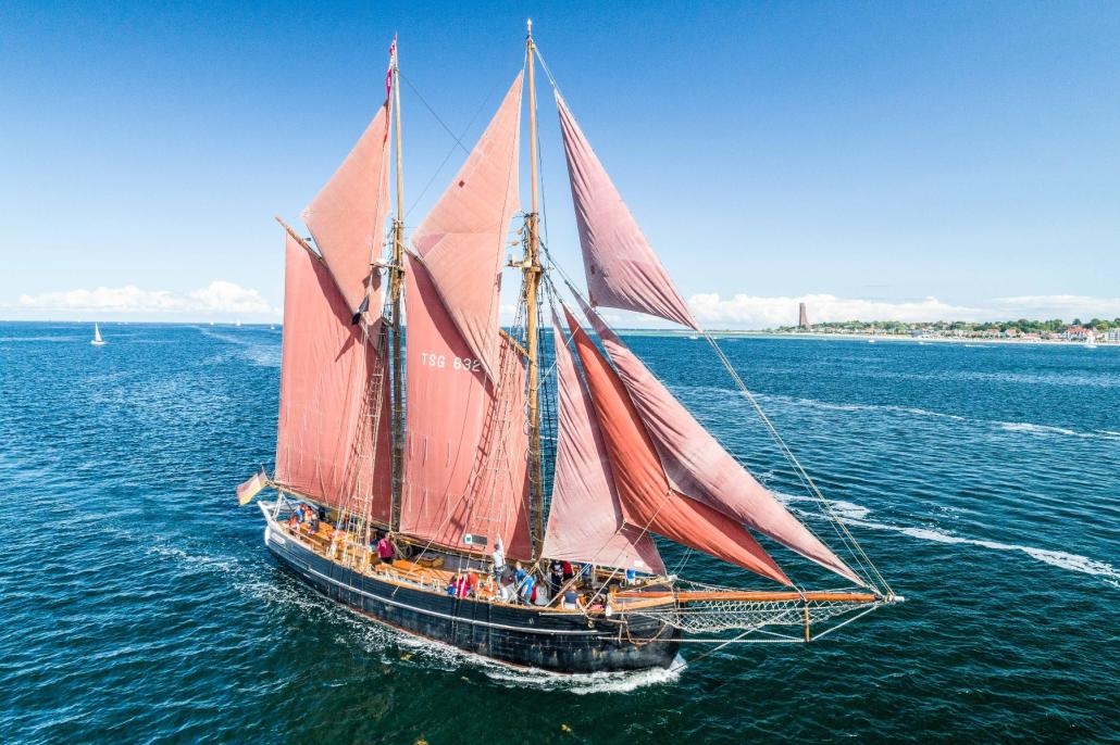 Der Traditionssegler liegt in der Friedrichsorter Rathje-Werft