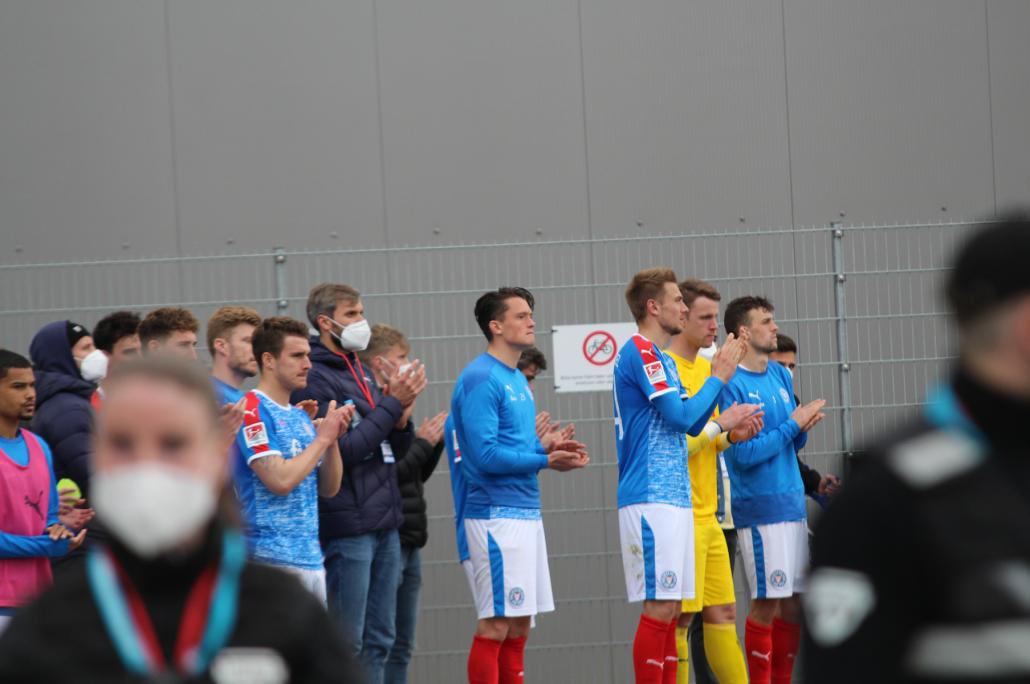 Nach dem verpassten Aufstieg gegen den 1. FC Köln empfingen die Fans ihre Störche mit frenetischem Jubel.