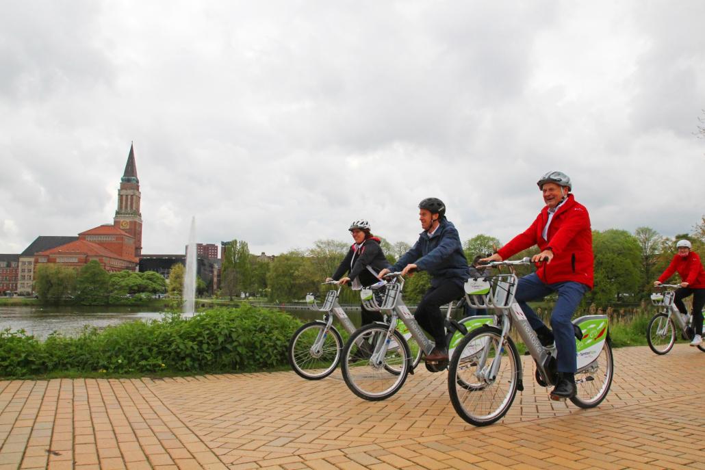 Jana Haverbier (KielRegion), Dr. Ulf Kämpfer und Götz Bormann (Förde Sparkasse) haben ebenfalls eine Spritztour um den Kleinen Kiel gemacht und sich von den Rädern überzeugt.