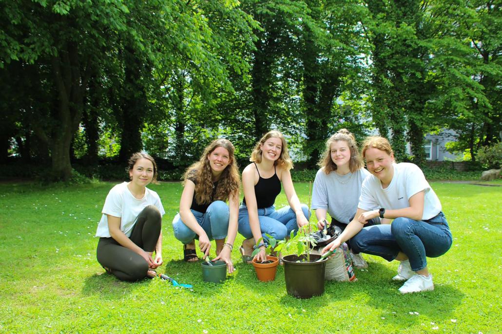 Flora Busskamp, Katharina Stamer, Rabea Lies, Daria Bach und Meret Bantelmann (v. li.) kümmern sich mit dem Stadtgärtchen um freie Flächen, die zum Urban Gardening einladen