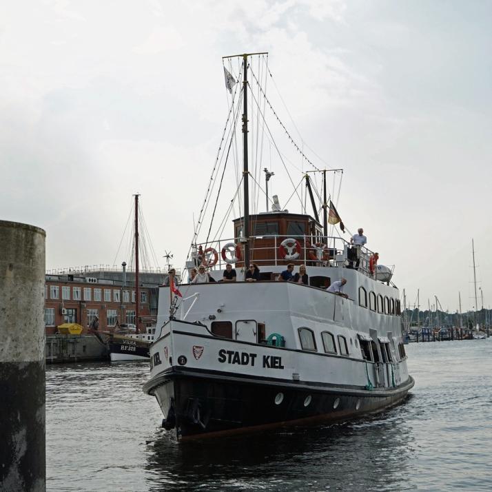 Das Museumsschiff „MS Stadt Kiel“ kurz vor dem Anlegen in Dietrichsdorf.