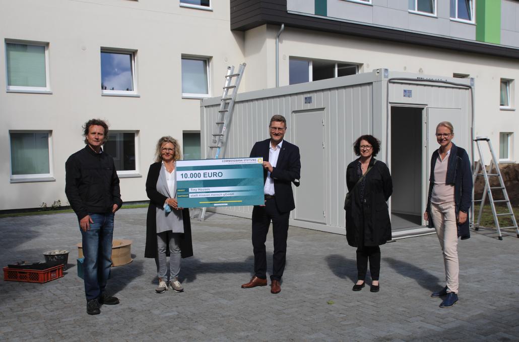 Foto: Markus Sonnenberg (Architekturbüro Architrav), Karin Helmer (Stadtmission), Dirk Grow und Petra Maria Jahnke (beide Commerzbank) und Maike Briege (Studentenwerk SH) freue sich über weitere 10.000 Euro zur Unterstützung.

