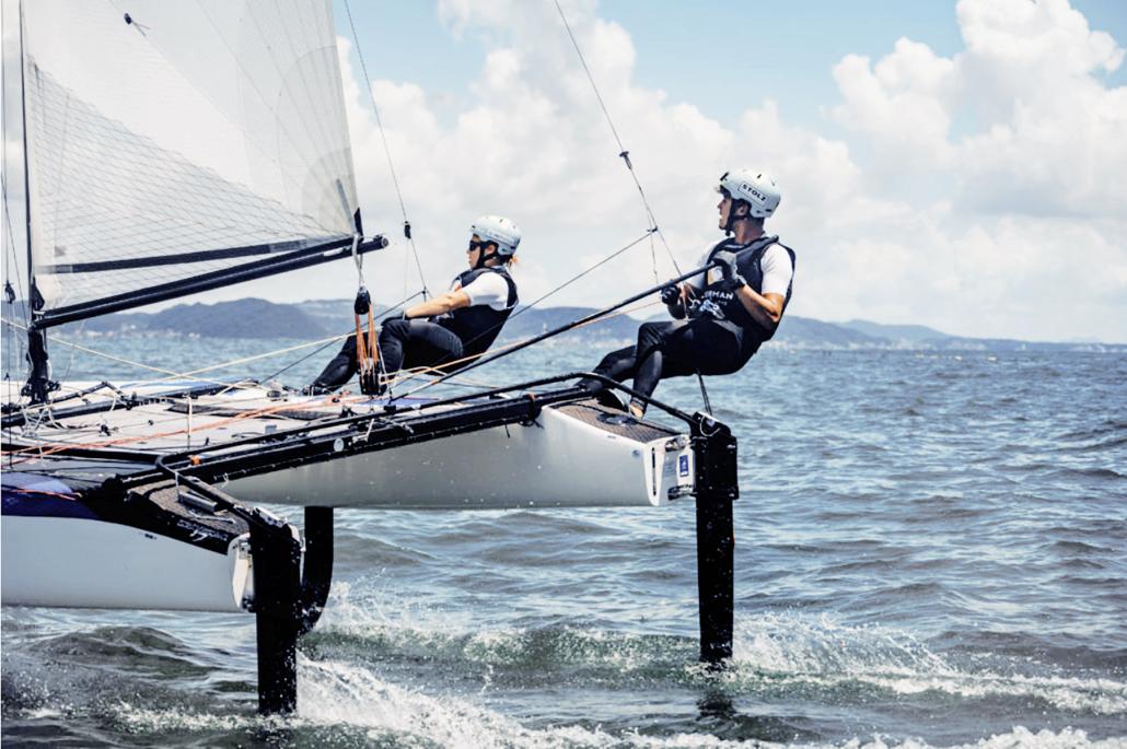 Die Kieler Segelprofis Alica Stuhlemmer und Paul Kohlhoff (rechts) in voller Fahrt auf dem Katamaran Nacra 17.