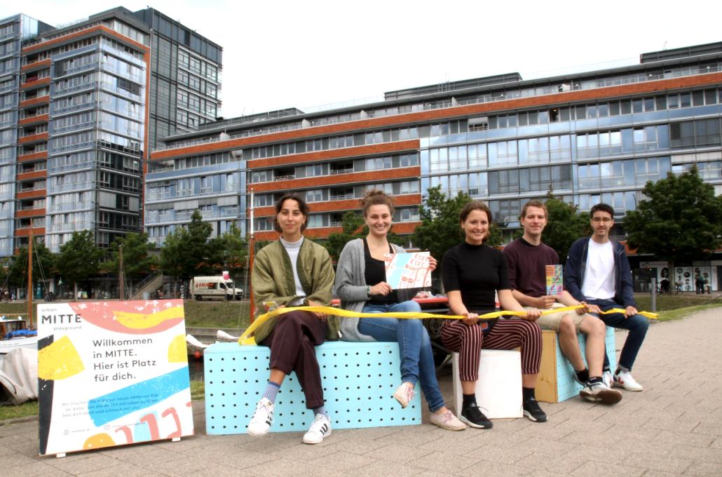 Ein gelber Faden weist allen Besucher*innen dabei den Weg vom Hauptbahnhoff über das Schiff Freedom bis zur Gaardener Brücke.