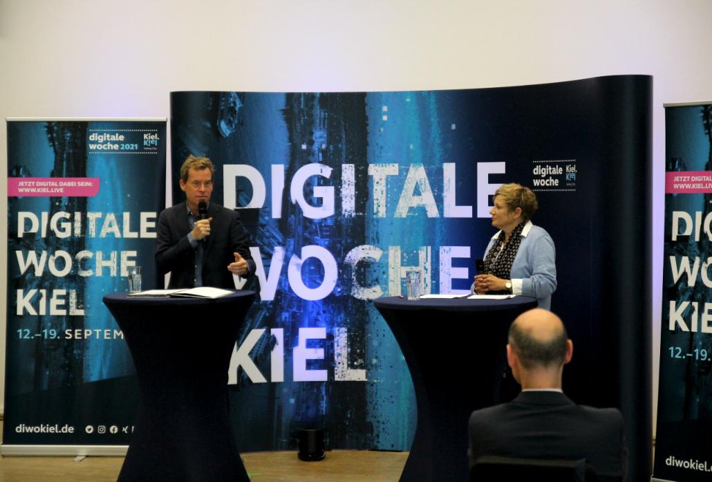 Oberbürgermeister Dr. Ulf Kämpfer und Kathrin Reinicke, Leiterin der #diwokiel, stellten am Donnerstag das Programm 2021 vor.