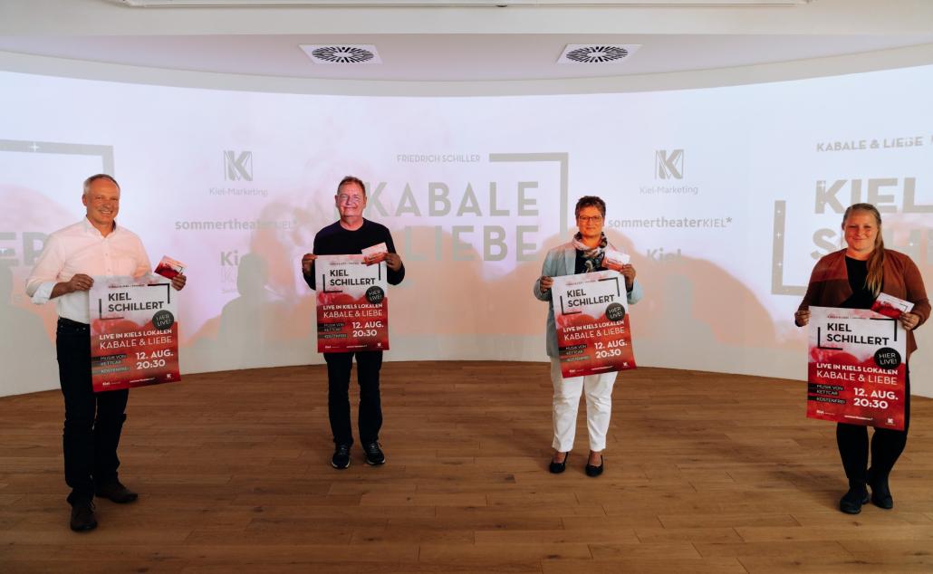 Roland Schneider, Theater Kiel, Rainer Pasternak, Kulturreferent LH Kiel, Renate Treutel, Bürgermeisterin LH Kiel und Alisa Goetzke, Projektleiterin Kiel-Marketing (v. l.) freuen sich auf den Start des Sommertheaters.