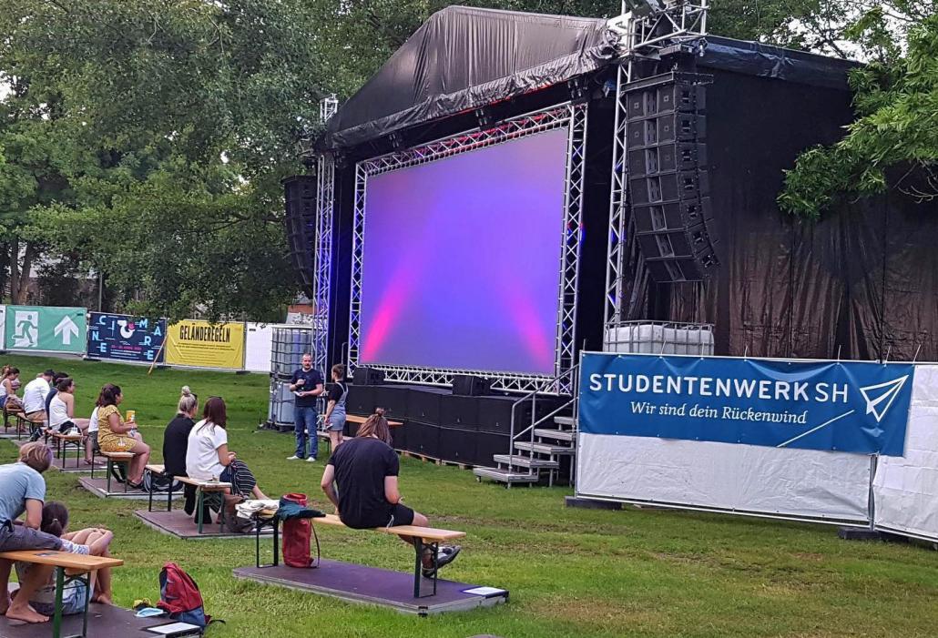 Open-Air-Kino mit Meerblick