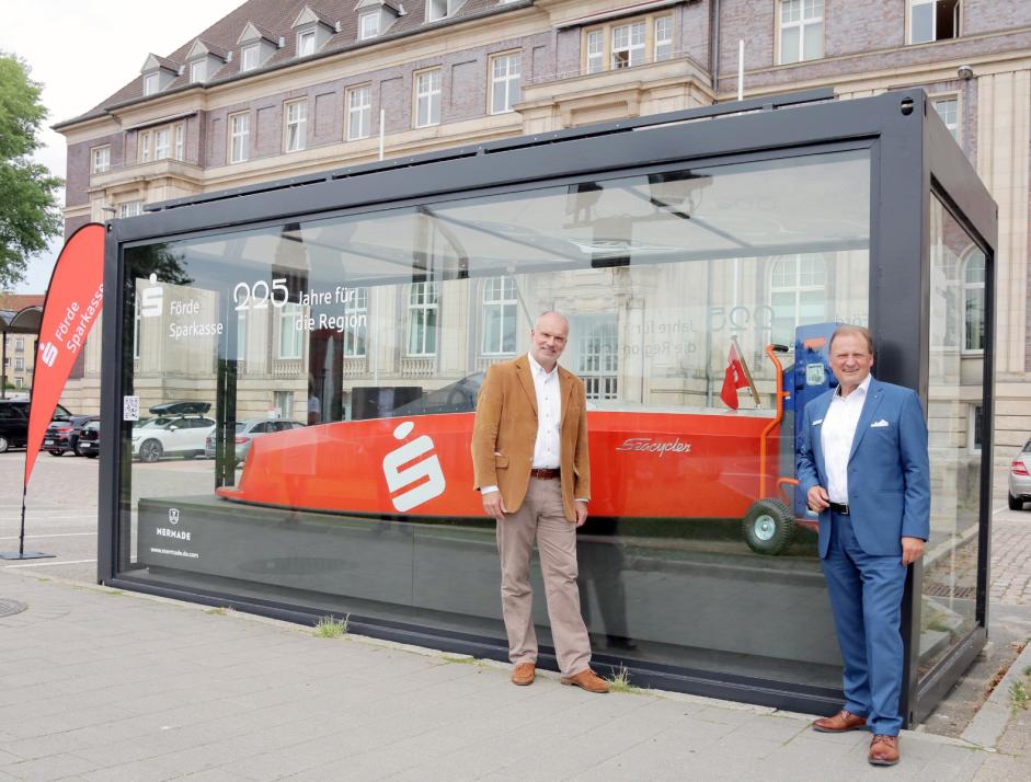 Mermade-Geschäftsführer Steffen Ehlert (li.) und Vorstandsvorsitzender der Förde Sparkasse Götz Bormann präsentieren den „Seacycler“.