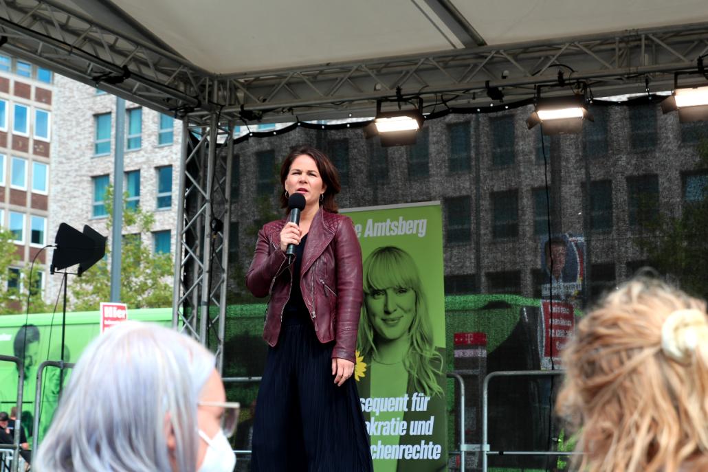 Kanzlerkandidatin Annalena Baerbock (Bündnis 90/Die Grünen) sprach auf der Bühne vor dem Bahnhofsplatz über die zentralen Anliegen ihrer Partei.