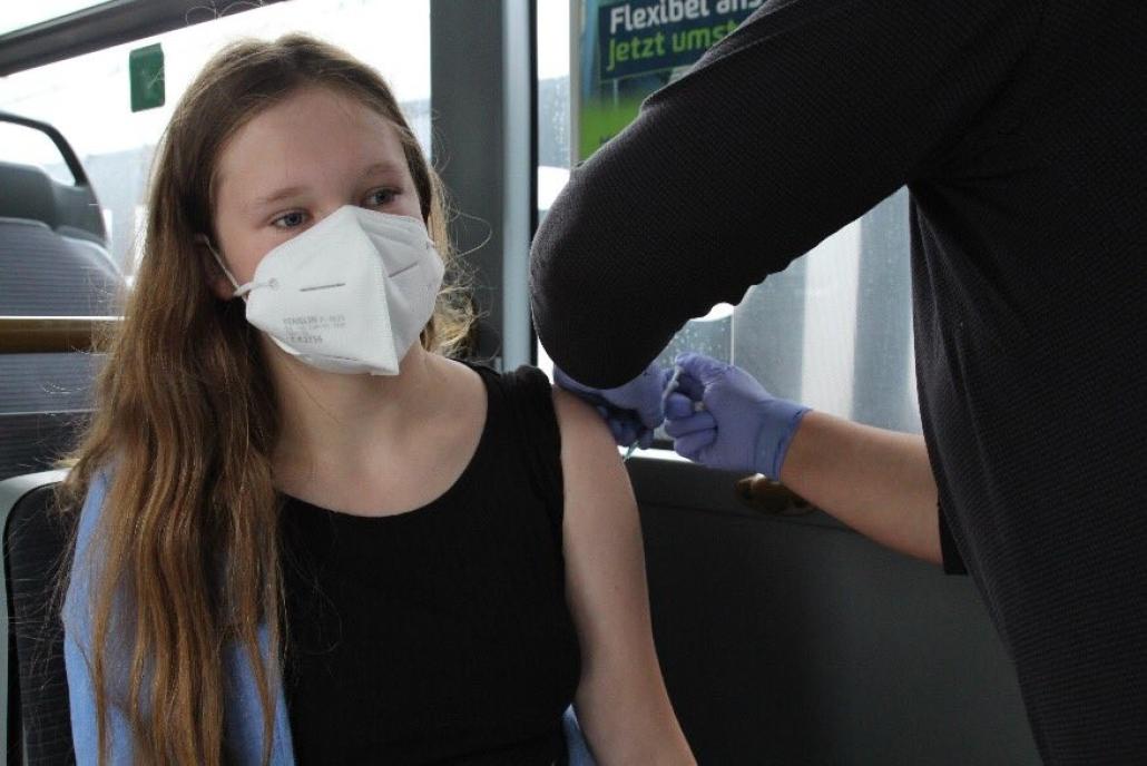 Ein Mädchen lässt sich im Impfbus der Landeshauptstadt Kiel impfen