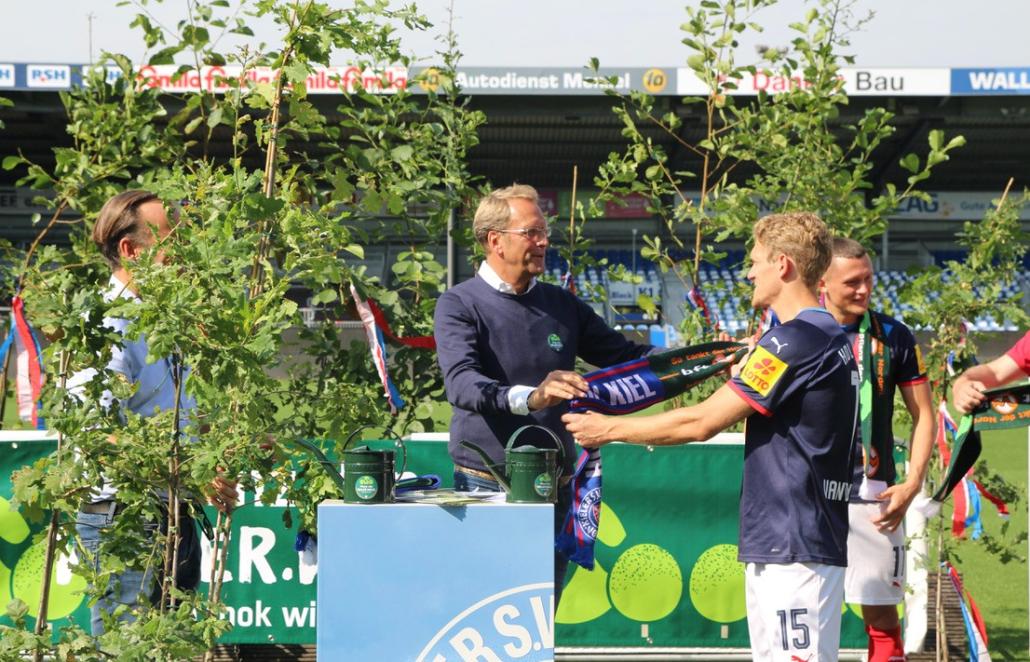 Schneekloth (l.) und van den Bergh bei der symbolischen Baumübergabe. 