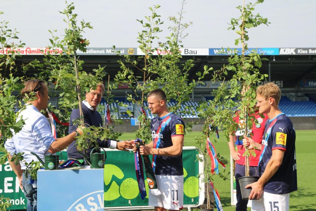 Im Holstein Stadion wurden symbolisch Erlen und Eichen übergeben. 