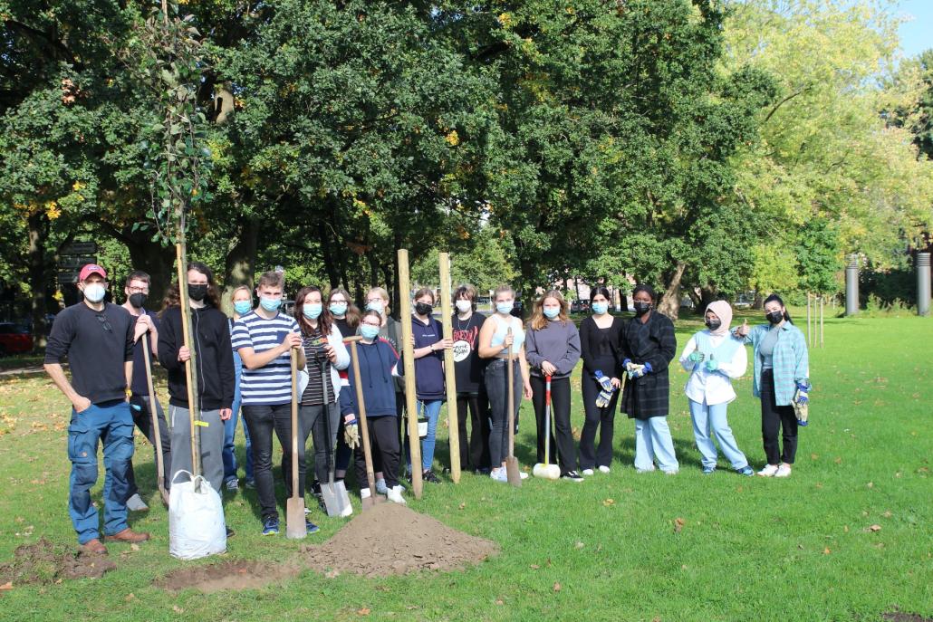 Die Schüler*innen der 11. Klassen beteiligen sich im Fach Umwelt an der Aktion #Einheitsbuddeln. 