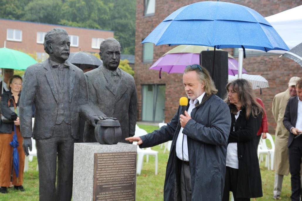 Bildhauer Dr. Jörg Plickat erzählt von den Eigenschaften der Statue.