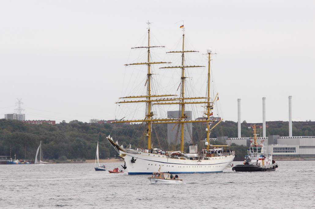 Auf der Zielgeraden: Nach einer Ehrenrunde kehrte das Segelschulschiff der Marine zurück an ihren Liegeplatz an der Gorch-Fock-Mole.