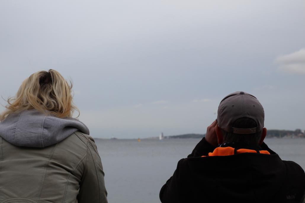 Mit Spannung erwartet: Viele Kielerinnen und Kieler ließen sich das Spektakel an der Kiellinie nicht entgehen.