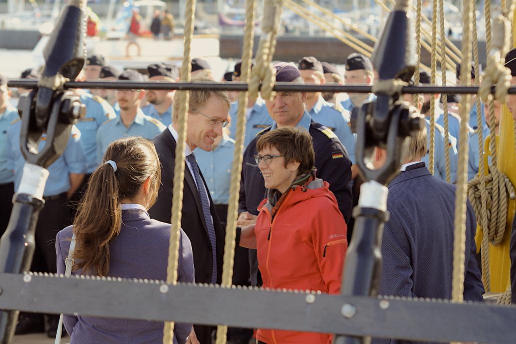 Unter Gleichgesinnten: Bei der Ankunft der Gorch Fock ging auch Parteifreund und Ministerpräsident Daniel Günther (CDU) an Bord.