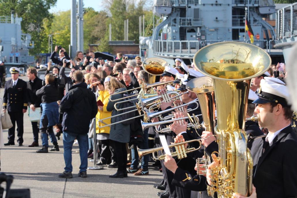 Der Marinekorps Kiel empfing das Schiff und seine Besatzung musikalisch.