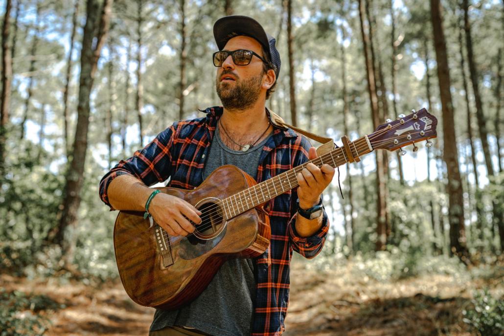 Der Singer-Songwriter JPson lädt auf eine musikalische Reise ein.