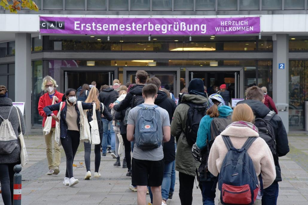 Kein NC, sondern 3G: angehende Studierende der CAU wurden mit einem entsprechenden Nachweis im Audimax der Uni in Präsenz empfangen.