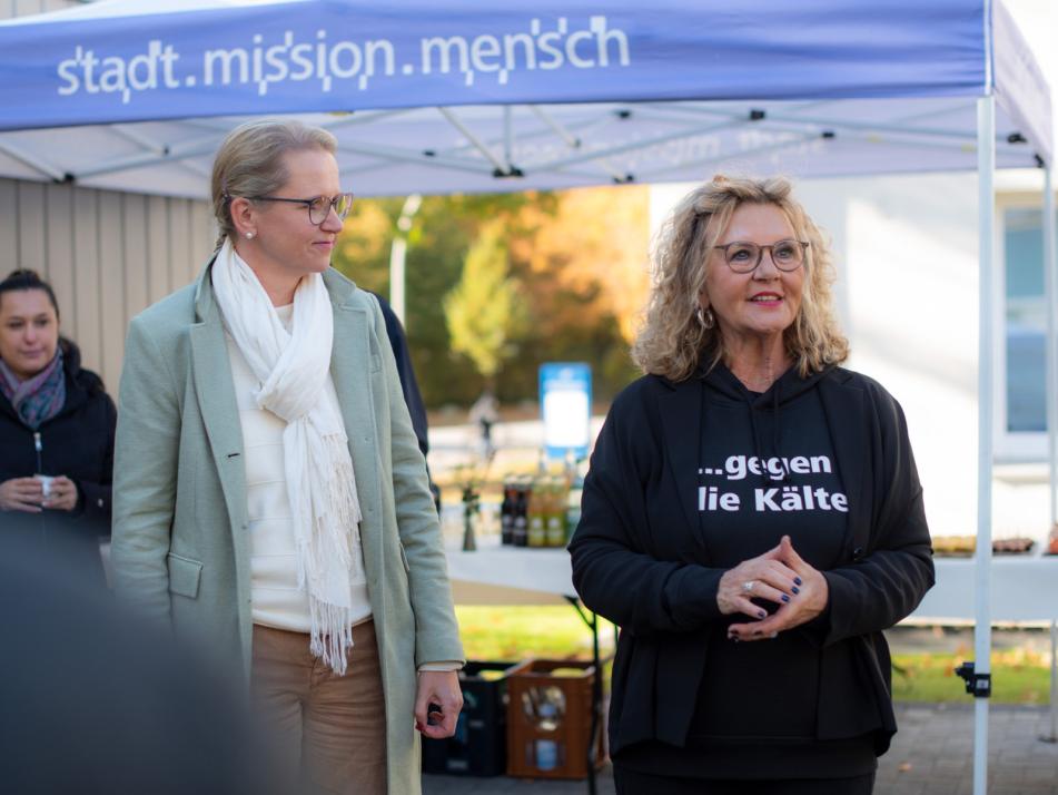 Maike Briege vom Studentenwerk SH und Karin Helmer (v. l.) von der Stadtmission Kiel begrüßen die Gäste bei der Fertigstellungsfeier.