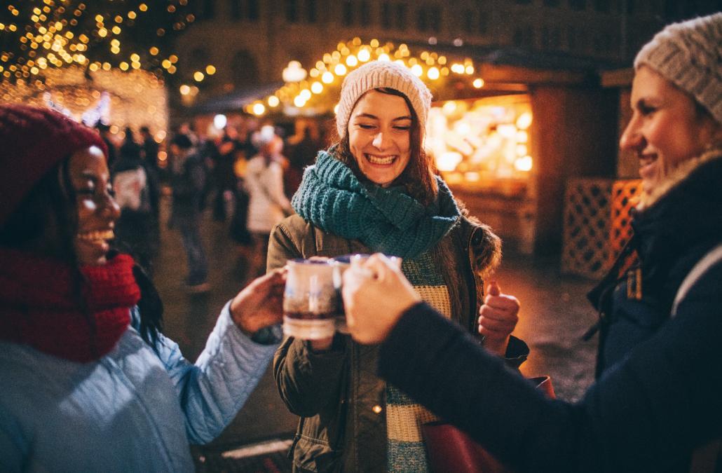 Auf den Weihnachtsmärkten in Kiels Umgebung lässt es sich prima bummeln und bei einem Glühwein nach Geschenken stöbern.