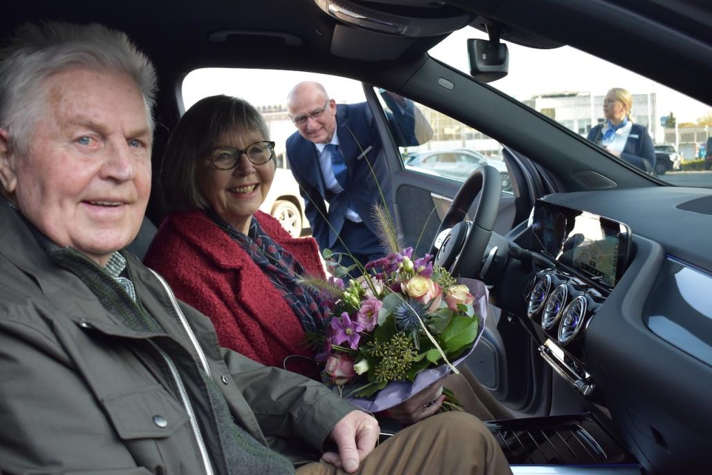 Begeistert durften Frau und Herr Rohrmoser das Auto direkt einmal von innen kennenlernen.
