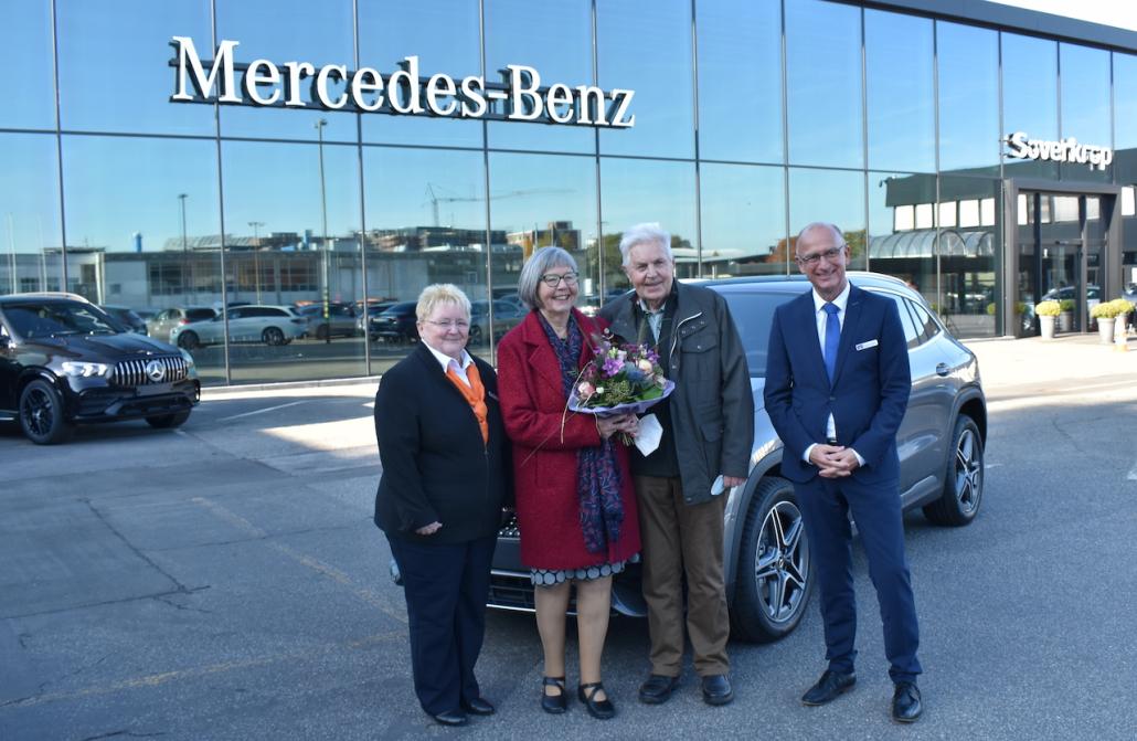 Frau Carmen Kluge und Herr Birger Kupper von der Volksbank begleiteten das Ehepaar Rohrmoser bei der Übergabe.