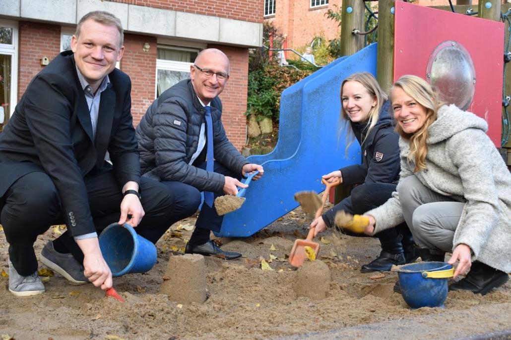 Timo Boss, Bürgermeister von Molfsee, Birger Kupper, Leiter Privatkunden der Kieler Volksbank, Ann-Kathrin Krohn, Leiterin der Kita „3 Könige” und Brit Tümmler, Leiterin Kiga „Kleiner Anker” beim symbolischen Spatenstich für ihre...