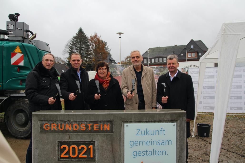 Der Grundstein für das Bauprojekt „Roter Backsteinhof am Rathausmarkt“ ist offiziell gelegt v.l.): Wilfried Pahl, Ingo Sander, Sabine Sütterlin-Waack, Andreas Breitner und Stefan Binder