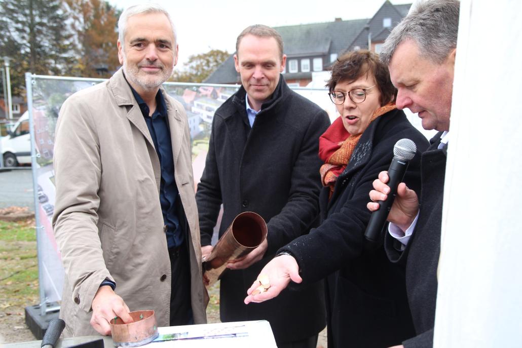 Gemeinsam wurde eine Zeitkapsel für den Grundstein befüllt. 