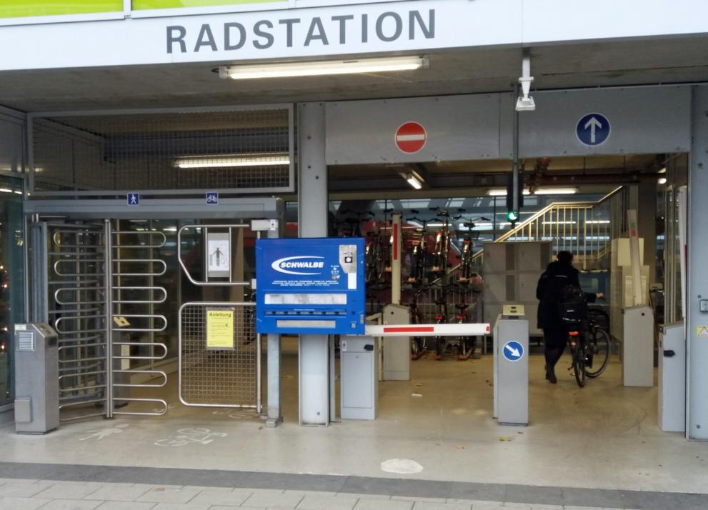 Das Fahrrad sicher parken direkt am Bahnhof: Die Umsteiger-Radstation bietet 600 bewachte wettergeschützte Stellplätze, schon ab 70 Cent pro Tag.










