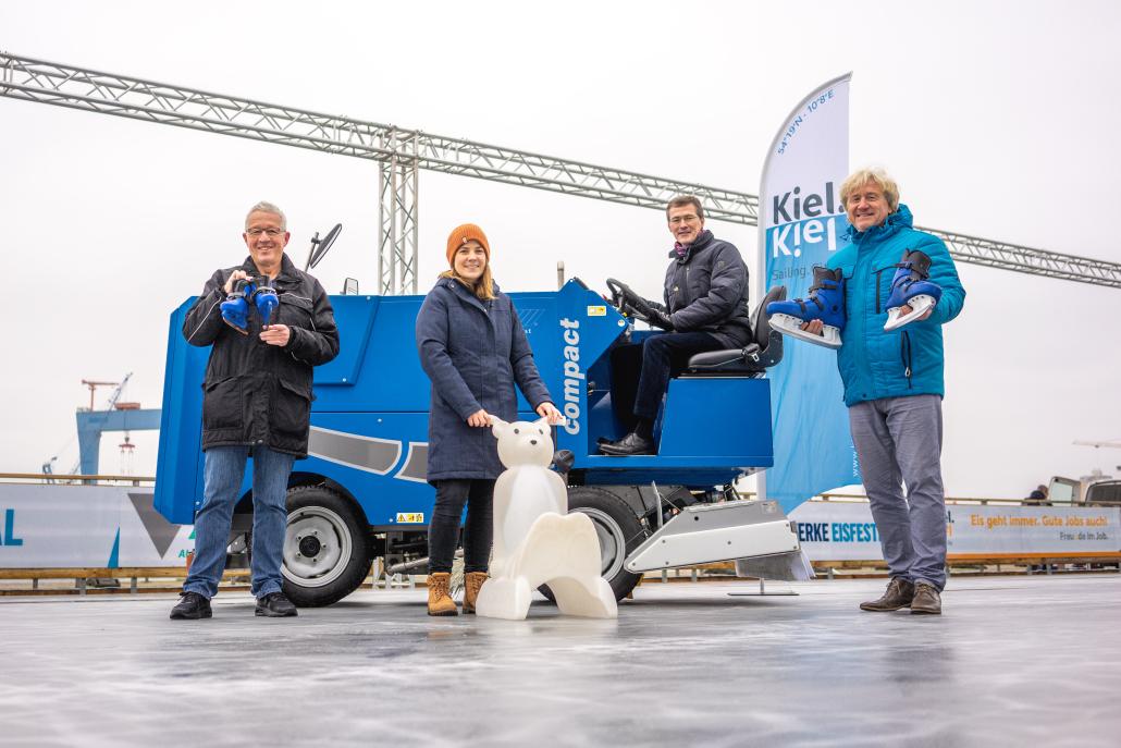 Thomas Hein (Geschäftsführer interevent), Kathrin Groß (Projektleiterin), Frank Meier (Vorstandsvorsitzender der Stadtwerke Kiel) & Uwe Wanger (Geschäftsführer Kiel-Marketing) präsentieren die neue Eisbahn mit der XXL-Eispflegemaschine.