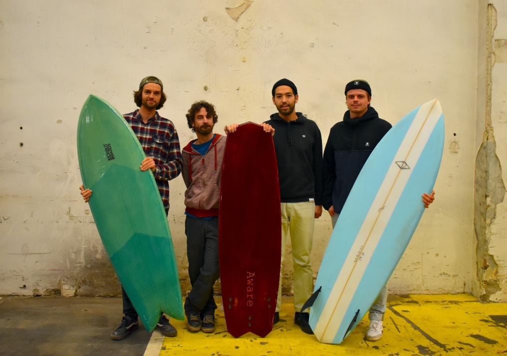 Das Team bestehend aus Christian, Liam, Chris, Josh (v.l.) und Matthis (nicht im Bild) präsentiert stolz eine Auswahl ihrer Boards.

