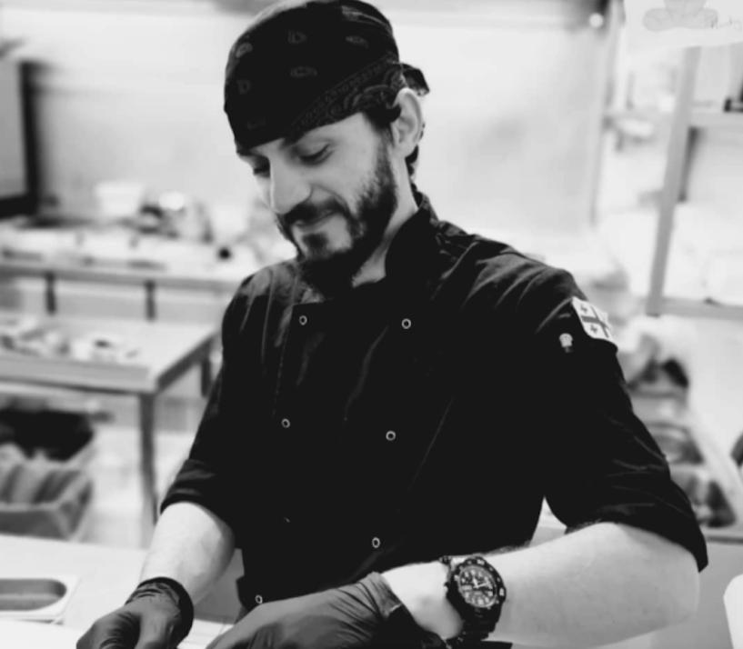 Damit der Koch des Medea Restaurants in der Holtenauer Straße weiterhin georgische Spezialitäten zubereiten darf, braucht er eure Hilfe.