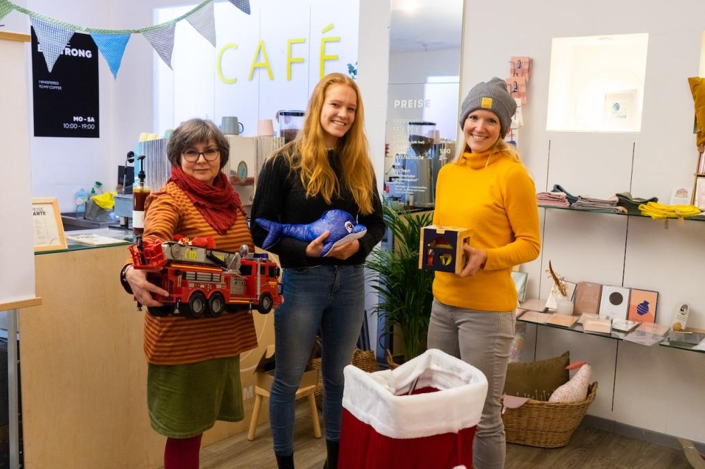 Kathrin Bender (Inhaberin Bonscherhus), Anna Börmann (KOSMOS), und Janine Streu (Innenstadt-Managerin) freuen sich über jede Spende. Die ersten Spielzeuge sind schon abgegeben worden.