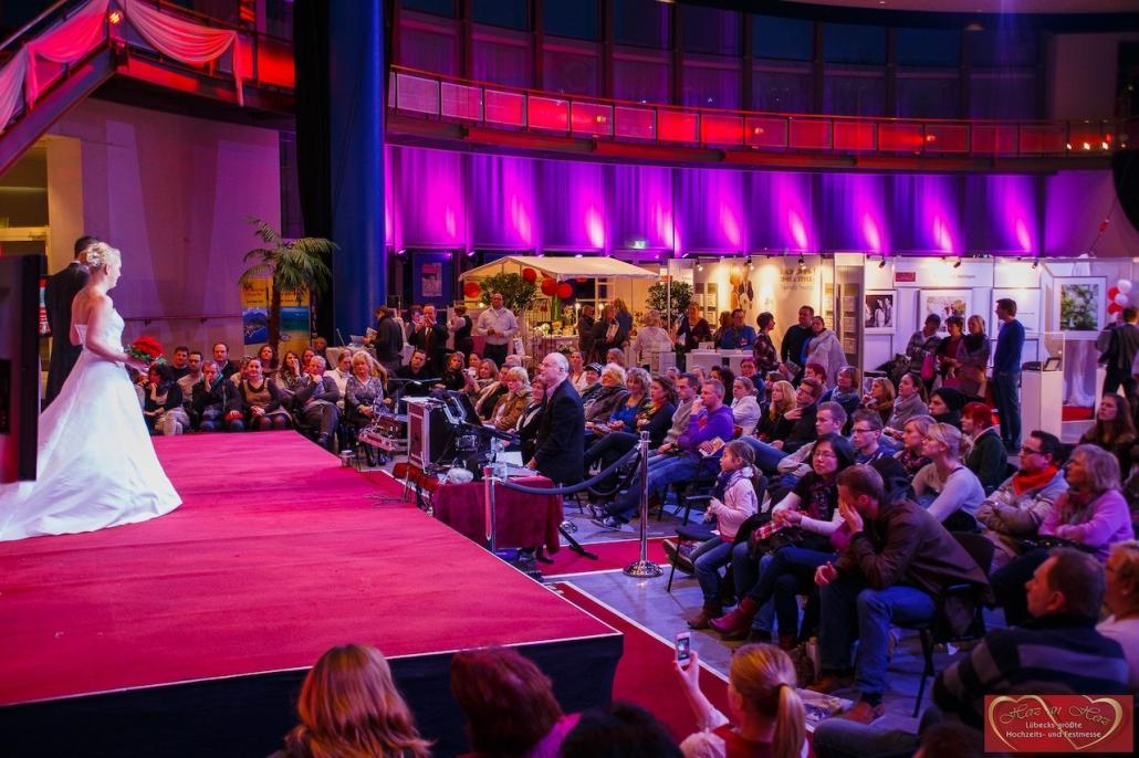 In der Musik- und Kongresshalle Lübeck präsentiert die Hochzeitsmesse Herz an Herz die neuesten und schönsten Trends 2022.