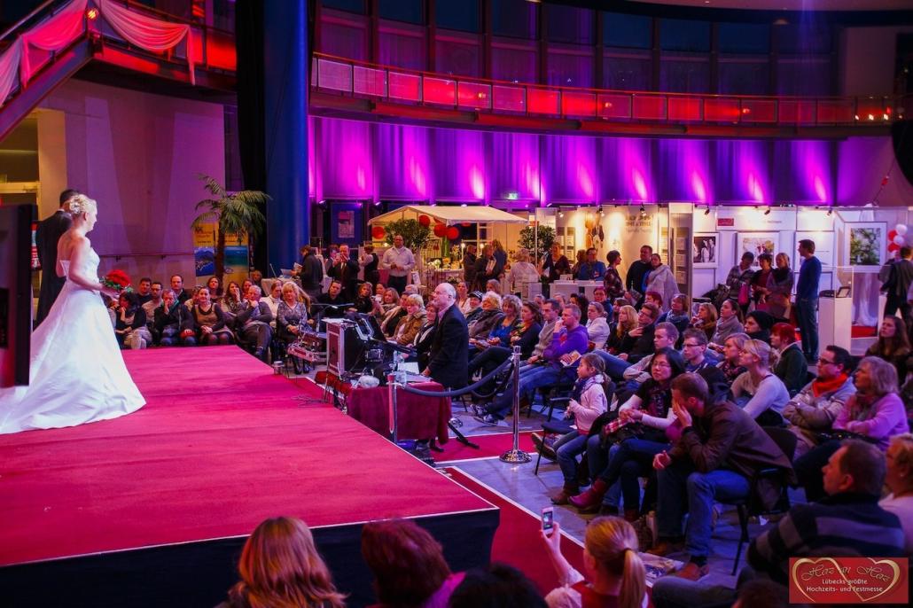 In der Musik- und Kongresshalle Lübeck präsentiert die Hochzeitsmesse Herz an Herz die neuesten und schönsten Trends 2022.