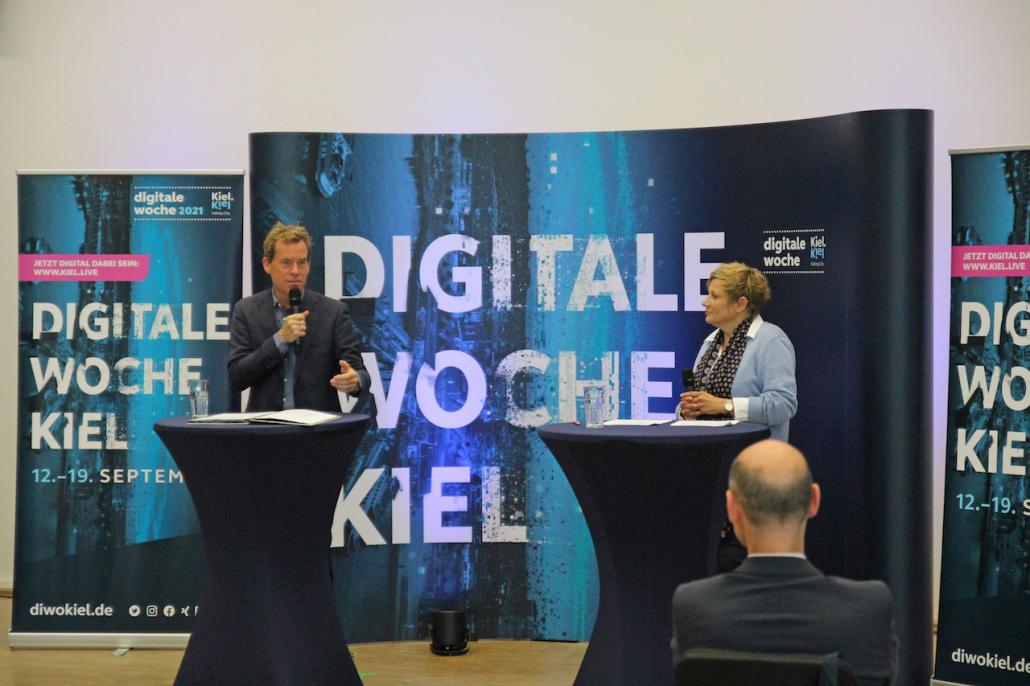 Im August stellten Dr. Ulf Kämpfer und Kathrin Reinicke, Leiterin der Digitalen Woche, zusammen das spannende Programm der #diwokiel 2021 im September vor.