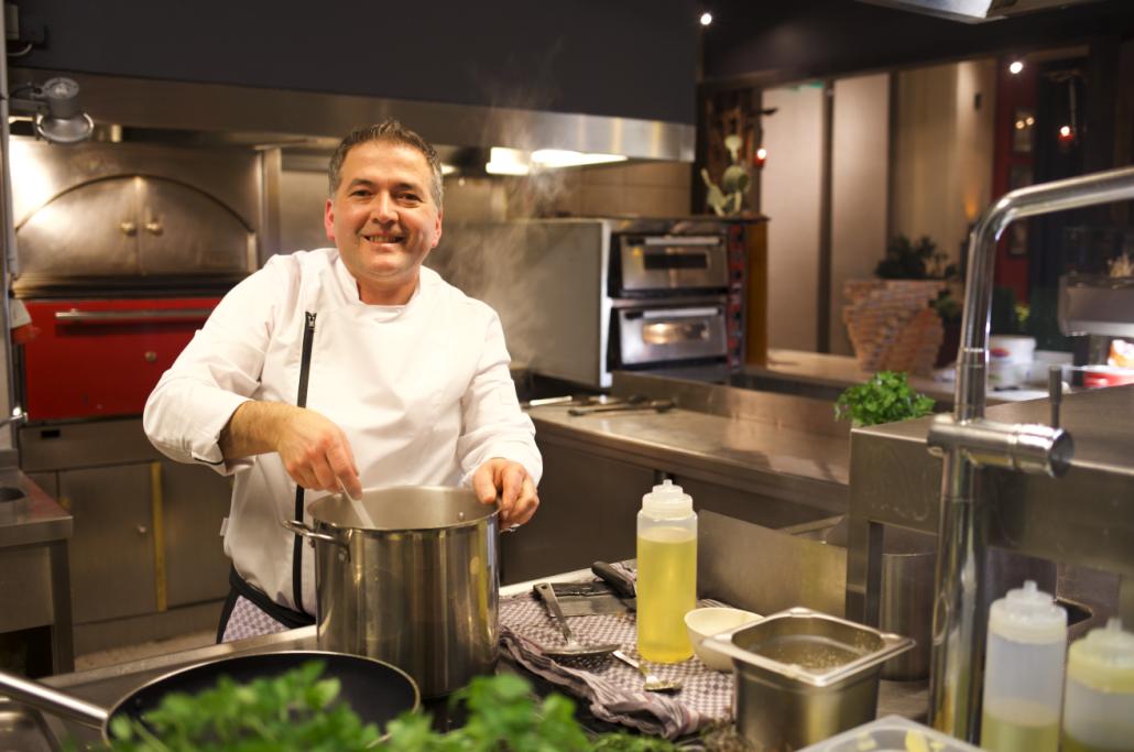 Chefkoch Sadat Bujupaj möchte sowohl das typische Ambiente des Fuego del Sur als auch die argentinische Küche erhalten.