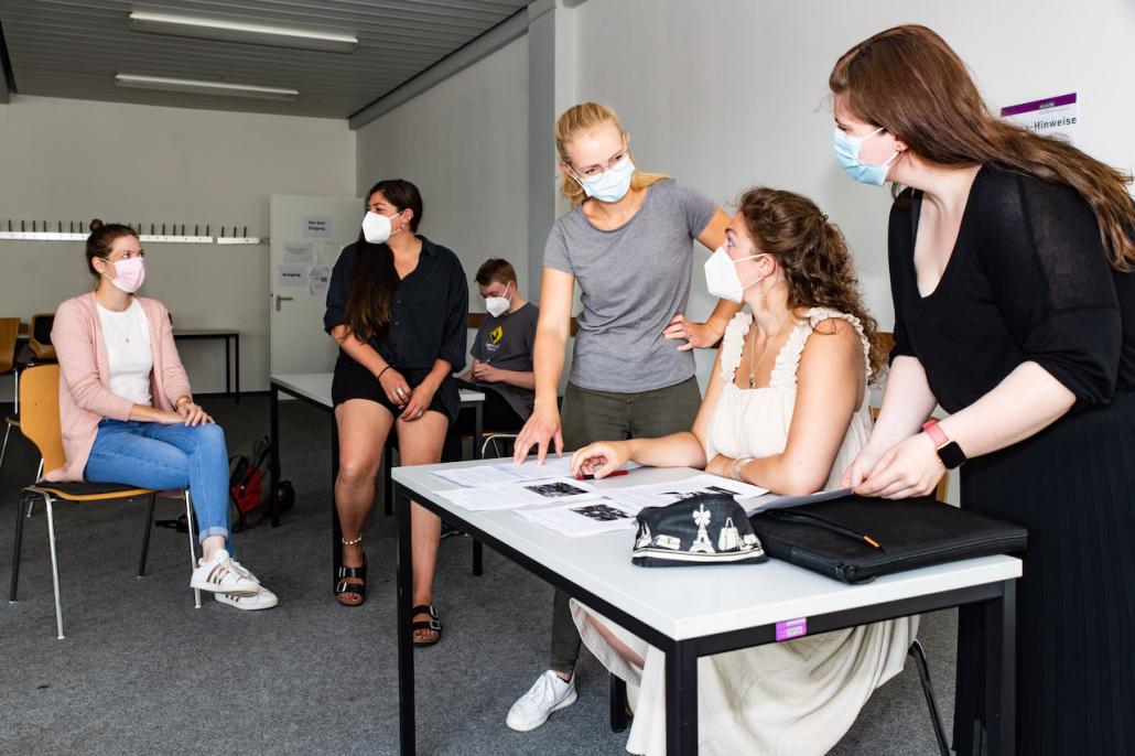 Raus aus dem Alltag: Während die Studierenden in der Regel wissenschaftliche Texte verfassen, galt es nun journalistisch zu arbeiten.