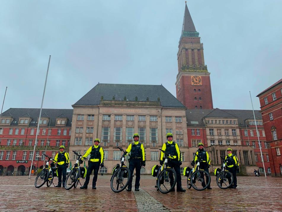 Sechs Polizeibeamt:innen sind seit Mitte Februar per Fahrrad im Kieler Stadtgebiet unterwegs. 