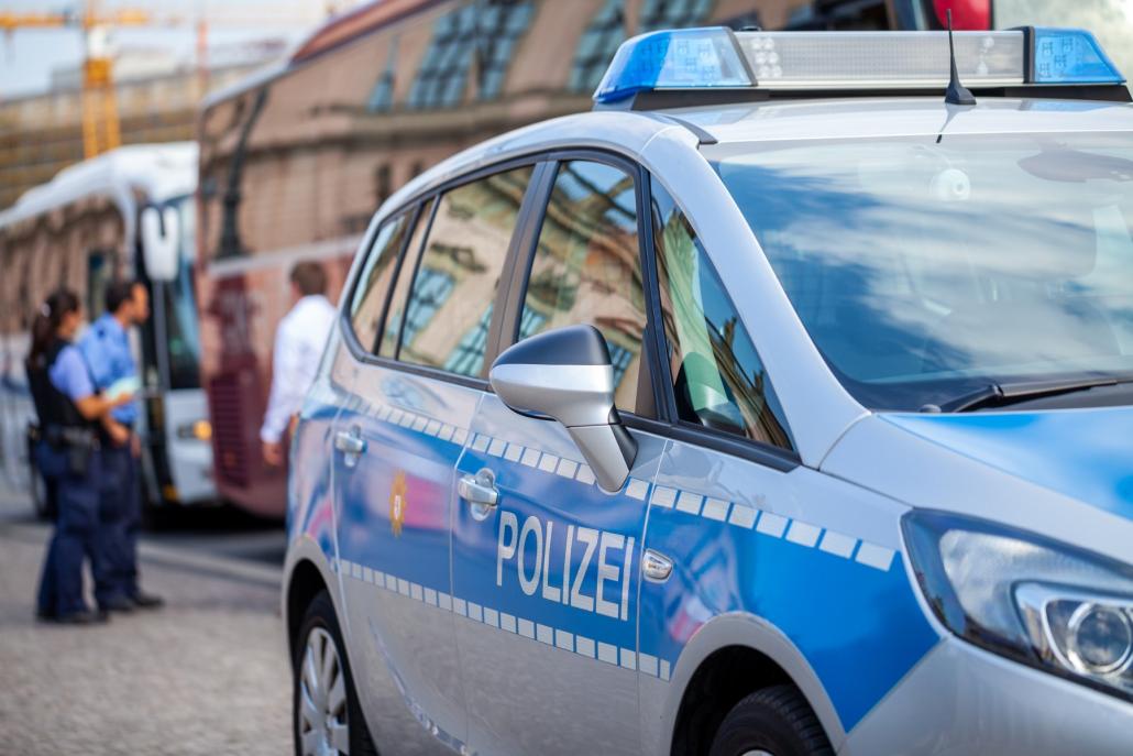Die Polizei lobte eine Belohnung in Höhe von 3.000 Euro für Hinweise, die zur Ermittlung und Ergreifung des Täters führen, aus.