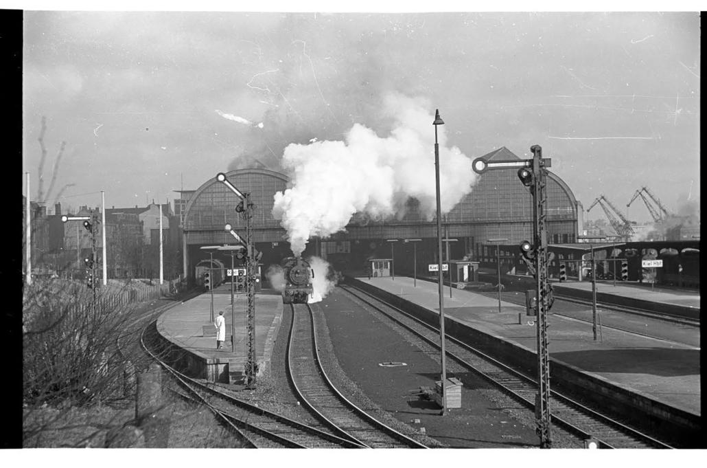1950 begann der Wiederaufbau des im Zweiten Weltkrieg zerstörten Kieler Hauptbahnhofs.