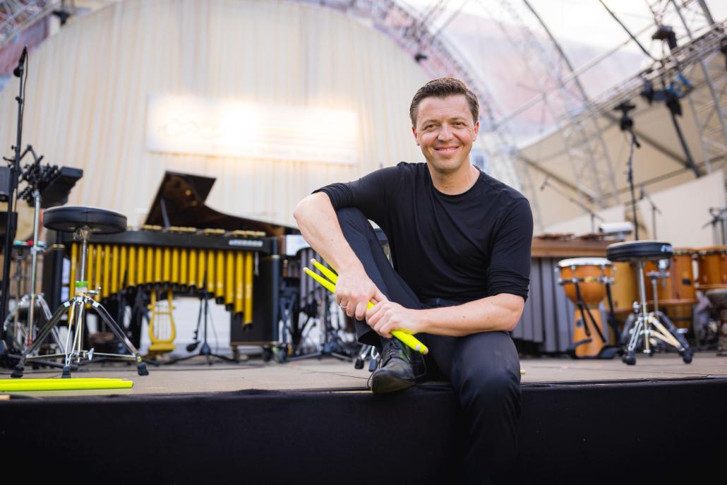 Percussion-Multitalent Martin Grubinger auf der Bühne von Gut Emkendorf im vergangenen Jahr.