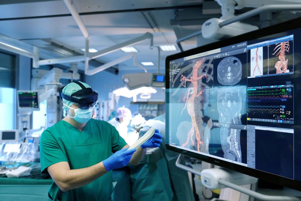 So könnte die digitale Zukunft aussehen: Chirurg PD Dr. Rene Rusch mit einer AR-Brille im Hybrid-OP des UKSH.