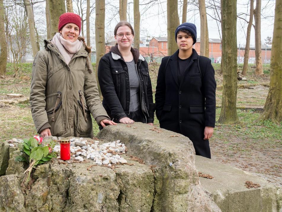 Marleen Deter und Antonia Hoppe (v. r.) haben gemeinsam mit Friederike Held (Jugendmitarbeiterin Michaelisgemeinde) und weiteren jungen Menschen die Veranstaltung zur Erinnerung an den Todesmarsch vorbereitet. 
