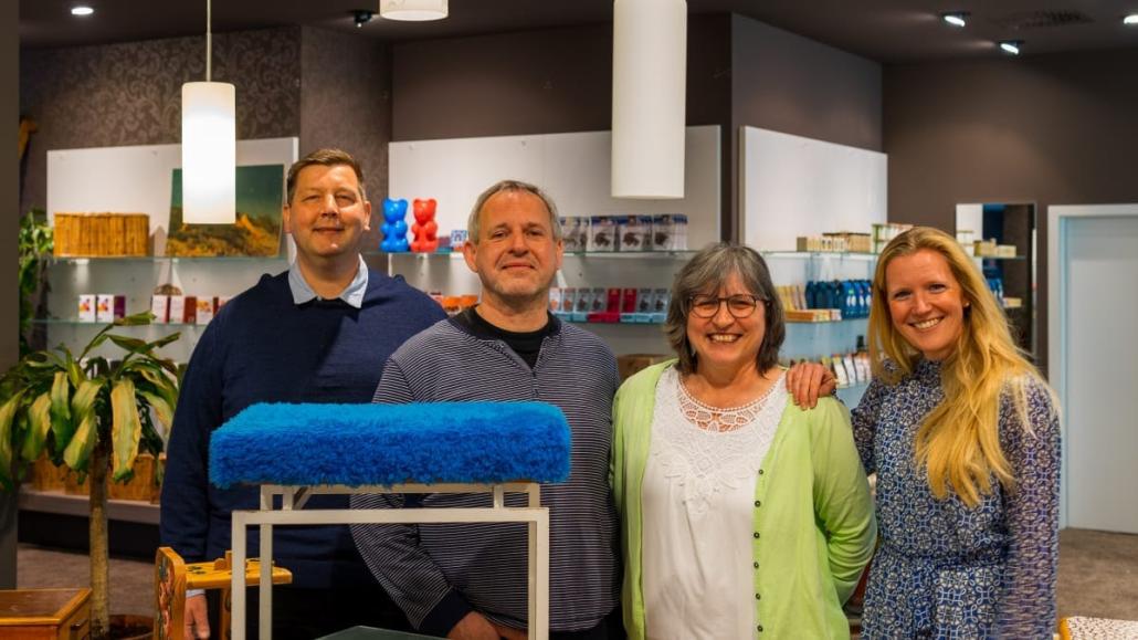 Mit Heiko Zick (Eigentümervertreter), Andreas und Sabine Zwanck (Inhaber derHeimathafen) und Janine Streu (Ansiedlungsmanagerin Kiel-Marketing) zieht die erste Kiezgröße in die Holstenstraße (v.l.)