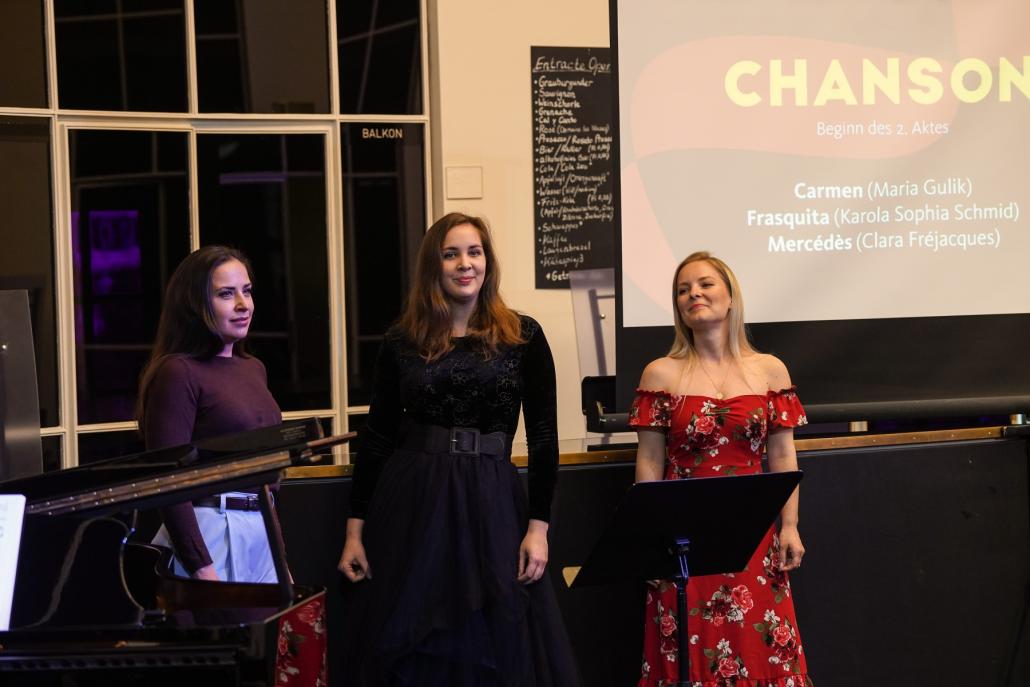 Sie gaben einen musikalischen Vorgeschmack auf das Sommertheater: Maria Gulik, Clara Fréjacques und Karola Sophia Schmid (v. li.)