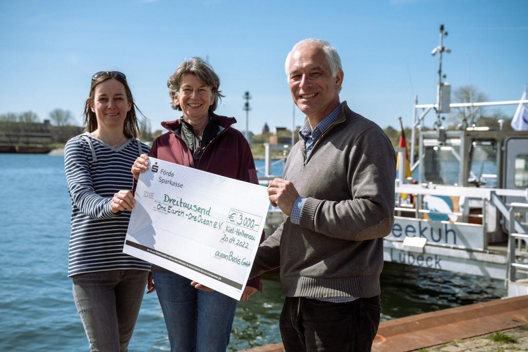 Miriam Berwanger und Inez Linke (oceanBASIS) übergaben Rüdiger Stöhr (OEOO) die Spende von 3.000 Euro.